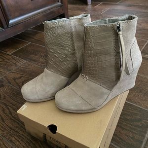 TOMS Desert Wedge Taupe Suede Croc